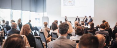 İş toplantısı ve sunumunda röportaj ve yuvarlak masa tartışması. Konferans salonundaki izleyiciler. İş ve Girişimcilik Sempozyumu.