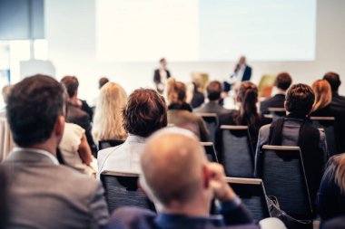 İş toplantısı ve sunumunda röportaj ve yuvarlak masa tartışması. Konferans salonundaki izleyiciler. İş ve Girişimcilik Sempozyumu.