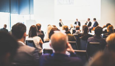İş toplantısı ve sunumunda röportaj ve yuvarlak masa tartışması. Konferans salonundaki izleyiciler. İş ve Girişimcilik Sempozyumu.