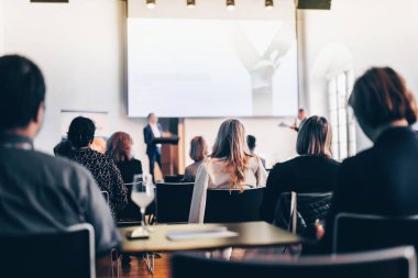 İş toplantısı ve sunumunda röportaj ve yuvarlak masa tartışması. Konferans salonundaki izleyiciler. İş ve Girişimcilik Sempozyumu.