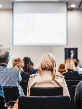 Sözcü, iş konferansında konferans salonunda konuşma yapacak. Konferans salonundaki tanınmayan insanların arka görüntüsü. İş ve girişimcilik kavramı