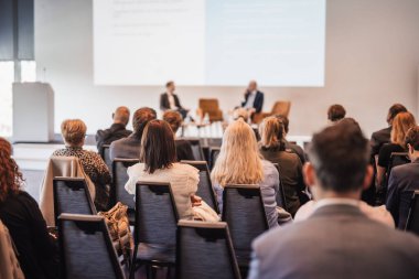 İş toplantısı ve sunumunda röportaj ve yuvarlak masa tartışması. Konferans salonundaki izleyiciler. İş ve Girişimcilik Sempozyumu.