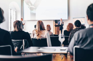 İş toplantısı ve sunumunda röportaj ve yuvarlak masa tartışması. Konferans salonundaki izleyiciler. İş ve Girişimcilik Sempozyumu.