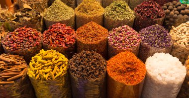 Medine 'deki Arap baharat pazarında renkli baharatlar
