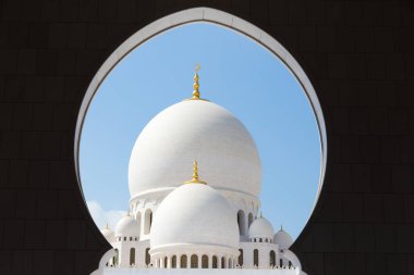 Birleşik Arap Emirlikleri 'nin başkenti Abu Dabi' deki Şeyh Zayed Büyük Camii 'nin büyük girişi..