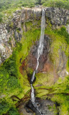 Mauritius adasında Siyah nehir boğazlar milli parkTropikal ada ormanda 500 metre şelale Havadan üst görünümü perspektif.
