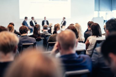 İş toplantısı ve sunumunda röportaj ve yuvarlak masa tartışması. Konferans salonundaki izleyiciler. İş ve Girişimcilik Sempozyumu.