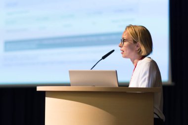 Kadın konuşmacı şirket iş konferansı hakkında bir konuşma yapıyor. İş ve Girişimcilik etkinliği