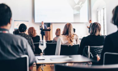 İş toplantısı ve sunumunda röportaj ve yuvarlak masa tartışması. Konferans salonundaki izleyiciler. İş ve Girişimcilik Sempozyumu.
