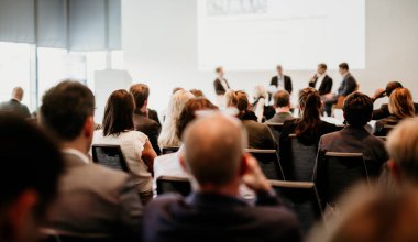 İş toplantısı ve sunumunda röportaj ve yuvarlak masa tartışması. Konferans salonundaki izleyiciler. İş ve Girişimcilik Sempozyumu.
