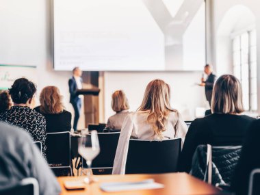 İş toplantısı ve sunumunda röportaj ve yuvarlak masa tartışması. Konferans salonundaki izleyiciler. İş ve Girişimcilik Sempozyumu.