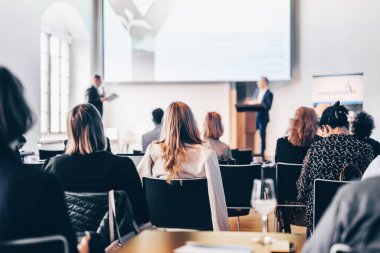 İş toplantısı ve sunumunda röportaj ve yuvarlak masa tartışması. Konferans salonundaki izleyiciler. İş ve Girişimcilik Sempozyumu.