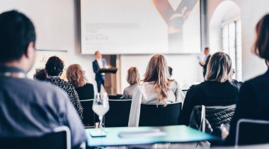 İş toplantısı ve sunumunda röportaj ve yuvarlak masa tartışması. Konferans salonundaki izleyiciler. İş ve Girişimcilik Sempozyumu.