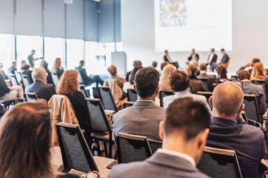 İş toplantısı ve sunumunda röportaj ve yuvarlak masa tartışması. Konferans salonundaki izleyiciler. İş ve Girişimcilik Sempozyumu.