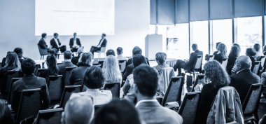 İş toplantısı ve sunumunda röportaj ve yuvarlak masa tartışması. Konferans salonundaki izleyiciler. İş ve Girişimcilik Sempozyumu.