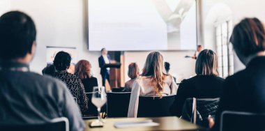 İş toplantısı ve sunumunda röportaj ve yuvarlak masa tartışması. Konferans salonundaki izleyiciler. İş ve Girişimcilik Sempozyumu.