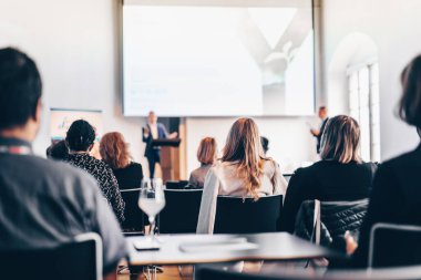 İş toplantısı ve sunumunda röportaj ve yuvarlak masa tartışması. Konferans salonundaki izleyiciler. İş ve Girişimcilik Sempozyumu.