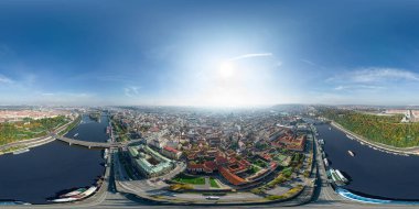 Prag şehrinin eski şehir meydanındaki panoramik hava aracı görüntüsü. Prag Eski Şehir İskelesi mimarisi ve Çek Cumhuriyeti 'nin Prag şehrinde Vltava Nehri üzerindeki Charles Köprüsü..