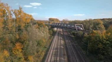 Gökyüzünün arka planında demiryolu etkileşiminin açık manzarası. Hanover, Almanya.