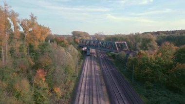 Gökyüzünün arka planında demiryolu etkileşiminin açık manzarası. Hanover, Almanya.
