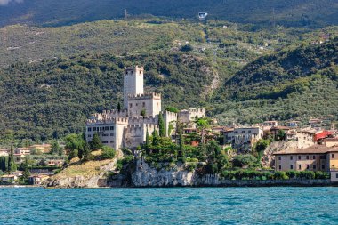Malcesine şehir Kalesi ve waterfront görüntülemek, İtalya, Lago di Garda, Veneto bölge 