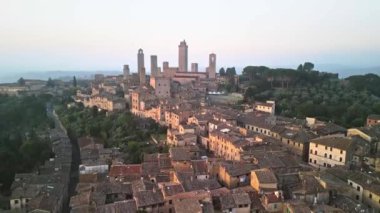 Ünlü ortaçağ San Gimignano kasabasının gökyüzü manzarası. Siena ili, Toskana, İtalya 'nın merkezi..