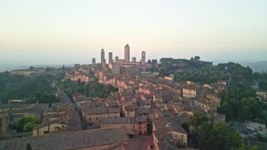 Ünlü ortaçağ San Gimignano kasabasının gökyüzü manzarası. Siena ili, Toskana, İtalya 'nın merkezi..