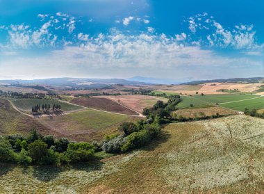 Toskana manzarası San Quirico d Orcia, İtalya yakınlarındaki selvi ağaçlarının yolu üzerinde.