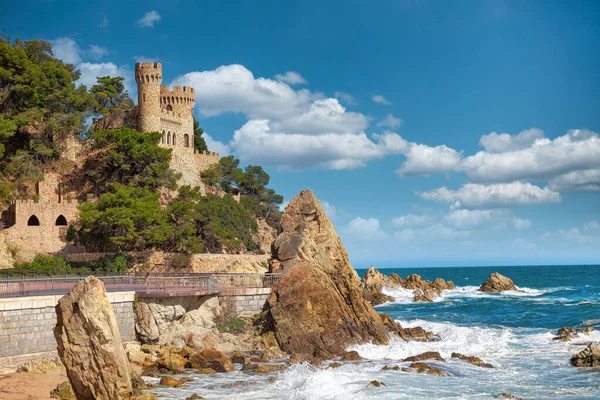 Castell d'en Plaja sahil Lloret de Mar, Costa Brava, İspanya dan güzel görünümü. Lloret de Mar. kayalık sahil şeridi İspanyol Beach güneşli yaz gün