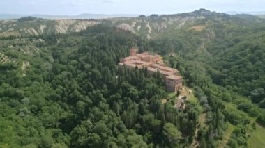 İtalya 'nın Toskana bölgesindeki büyük bir Benedikt manastırı olan Monte Oliveto Maggiore Manastırı' nın havadan görünüşü. Yüksek kalite 4k görüntü.