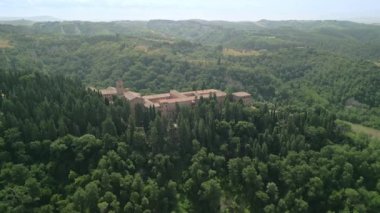 İtalya 'nın Toskana bölgesindeki büyük bir Benedikt manastırı olan Monte Oliveto Maggiore Manastırı' nın havadan görünüşü. Yüksek kalite 4k görüntü.