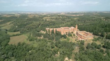 İtalya 'nın Toskana bölgesindeki büyük bir Benedikt manastırı olan Monte Oliveto Maggiore Manastırı' nın havadan görünüşü. Yüksek kalite 4k görüntü.