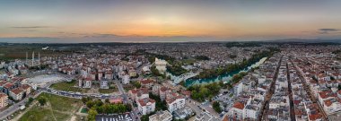 Manavgat şehrinin, Manavgat Nehri 'nin, Akdeniz' in hava manzarası, akşam üstü. Antalya bölgesi, Türkiye.