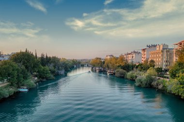 Manavgat kasabası, Manavgat Nehri, Eski Köprü, gün batımında, akşam ışığında. Antalya bölgesi, Türkiye.