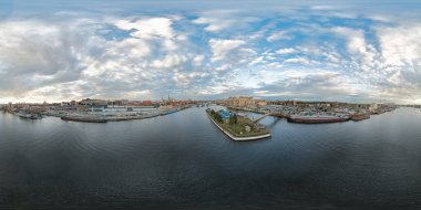 360 küresel panorama ve tren istasyonunun hava manzarası, Oder Nehri 'ne demirlemiş gemiler ve şato benzeri üniversite, postane ve Polonya' nın Stettin alışveriş merkezi