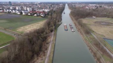 Gündüz saatlerinde Orta Kanal 'ın ve Hanover şehrinin havadan görüntüsü. Misburg. Aşağı Saksonya. 4k biçiminde yüksek kaliteli görüntüler