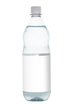 Maden suyu ve beyaz etiketli şeffaf plastik şişe.