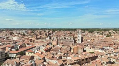İtalya 'nın simgeleri - Emilia Romagna' nın güzel ortaçağ kenti Ferrara. Kale ve duomo ile tarihi merkezin hava aracı görüntüsü. 4k biçiminde yüksek kaliteli görüntüler
