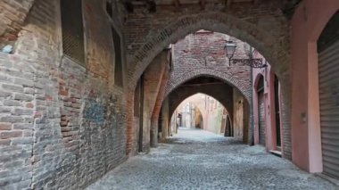 Ferrara 'nın Yahudi Mahallesi boyunca uzanan tuğla kemer zengin tarihe bir bakış. 4k biçiminde yüksek kaliteli görüntüler