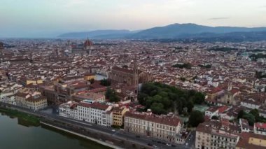 İtalyan Tuscany bölgesinin başkenti Floransa, Rönesans sanat ve mimarisinin evidir. Floransa ve Arno Nehri 'nin tarihi merkezindeki hava manzarası. 4k biçiminde yüksek kaliteli görüntüler