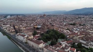 İtalyan Tuscany bölgesinin başkenti Floransa, Rönesans sanat ve mimarisinin evidir. Floransa ve Arno Nehri 'nin tarihi merkezindeki hava manzarası. 4k biçiminde yüksek kaliteli görüntüler