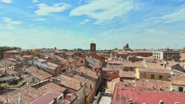 İtalya 'nın simgeleri - Emilia Romagna' nın güzel ortaçağ kenti Ferrara. Kale ve duomo ile tarihi merkezin hava aracı görüntüsü. 4k biçiminde yüksek kaliteli görüntüler