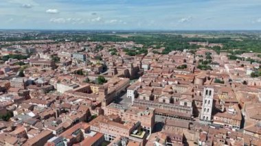 İtalya 'nın simgeleri - Emilia Romagna' nın güzel ortaçağ kenti Ferrara. Kale ve duomo ile tarihi merkezin hava aracı görüntüsü. 4k biçiminde yüksek kaliteli görüntüler