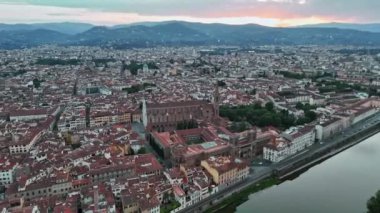 İtalyan Tuscany bölgesinin başkenti Floransa, Rönesans sanat ve mimarisinin evidir. Floransa ve Arno Nehri 'nin tarihi merkezindeki hava manzarası. 4k biçiminde yüksek kaliteli görüntüler