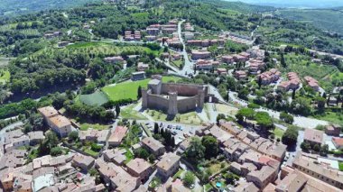 Ortaçağ İtalyan şehri Montalcino 'nun havadan görünüşü. Toskana 'da. İtalya. 4k biçiminde yüksek kaliteli görüntüler