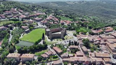 Ortaçağ İtalyan şehri Montalcino 'nun havadan görünüşü. Toskana 'da. İtalya. 4k biçiminde yüksek kaliteli görüntüler