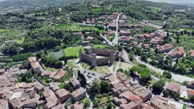 Ortaçağ İtalyan şehri Montalcino 'nun havadan görünüşü. Toskana 'da. İtalya. 4k biçiminde yüksek kaliteli görüntüler