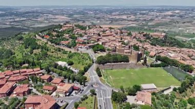 Ortaçağ İtalyan şehri Montalcino 'nun havadan görünüşü. Toskana 'da. İtalya. 4k biçiminde yüksek kaliteli görüntüler