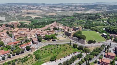 Ortaçağ İtalyan şehri Montalcino 'nun havadan görünüşü. Toskana 'da. İtalya. 4k biçiminde yüksek kaliteli görüntüler
