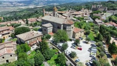 Ortaçağ İtalyan şehri Montalcino 'nun havadan görünüşü. Toskana 'da. İtalya. 4k biçiminde yüksek kaliteli görüntüler